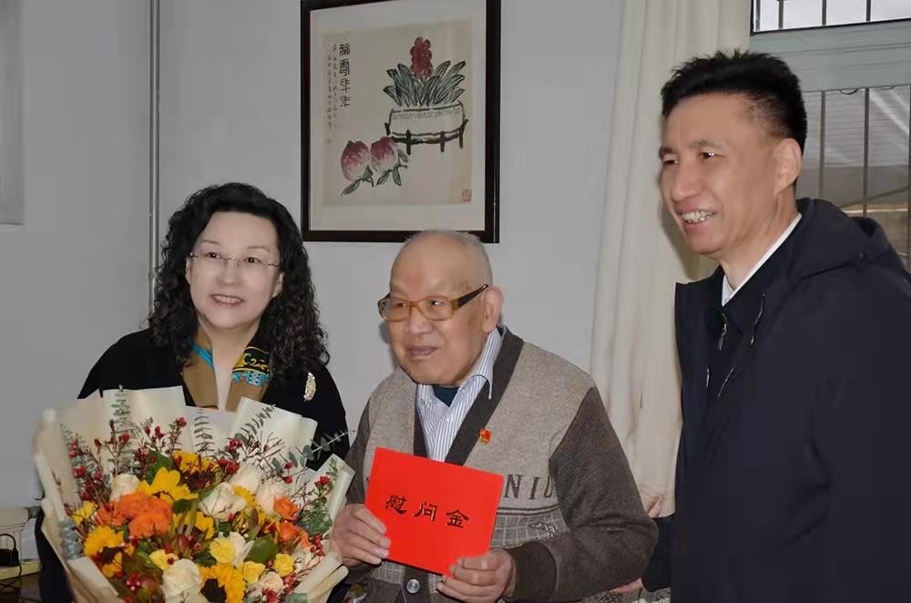 濟南產(chǎn)發(fā)集團黨委副書記、總經(jīng)理黃蓓走訪慰問離休老干部、老黨員